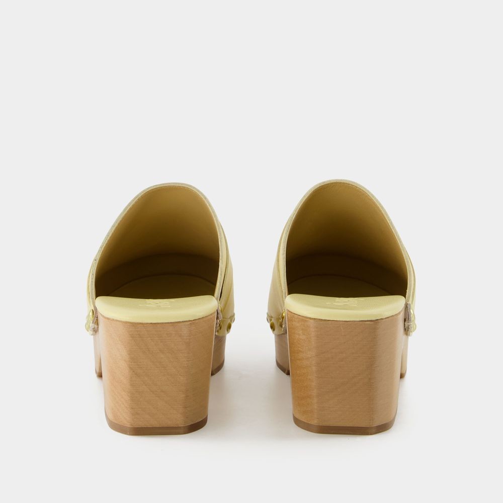 サンダル・ミュール aeyde Bibi Clogs - Aeyde - Butter - Leather Aeyde Bibi Clogs - Butter - Leather In Yellow | ModeSens