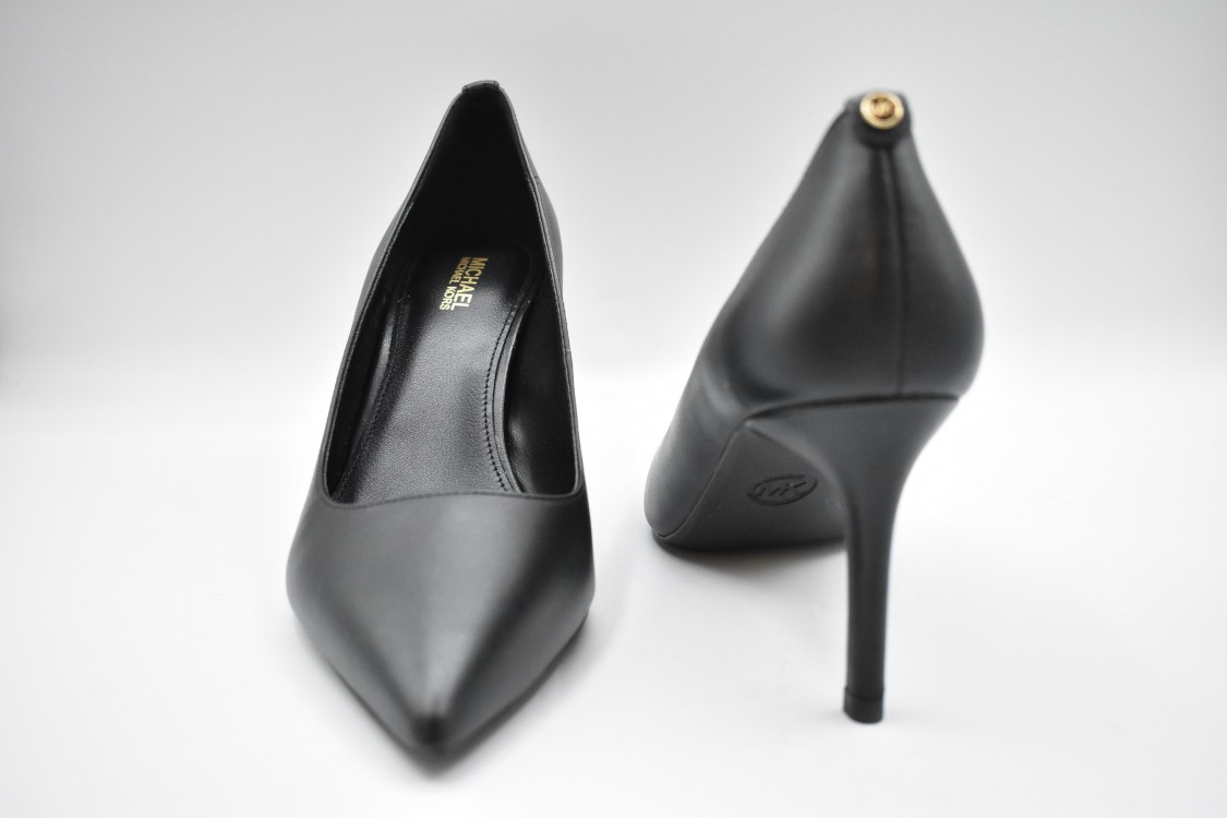 Michael Kors Lace-up Flat Shoes With Elegant Design And Modern Appeal In Black