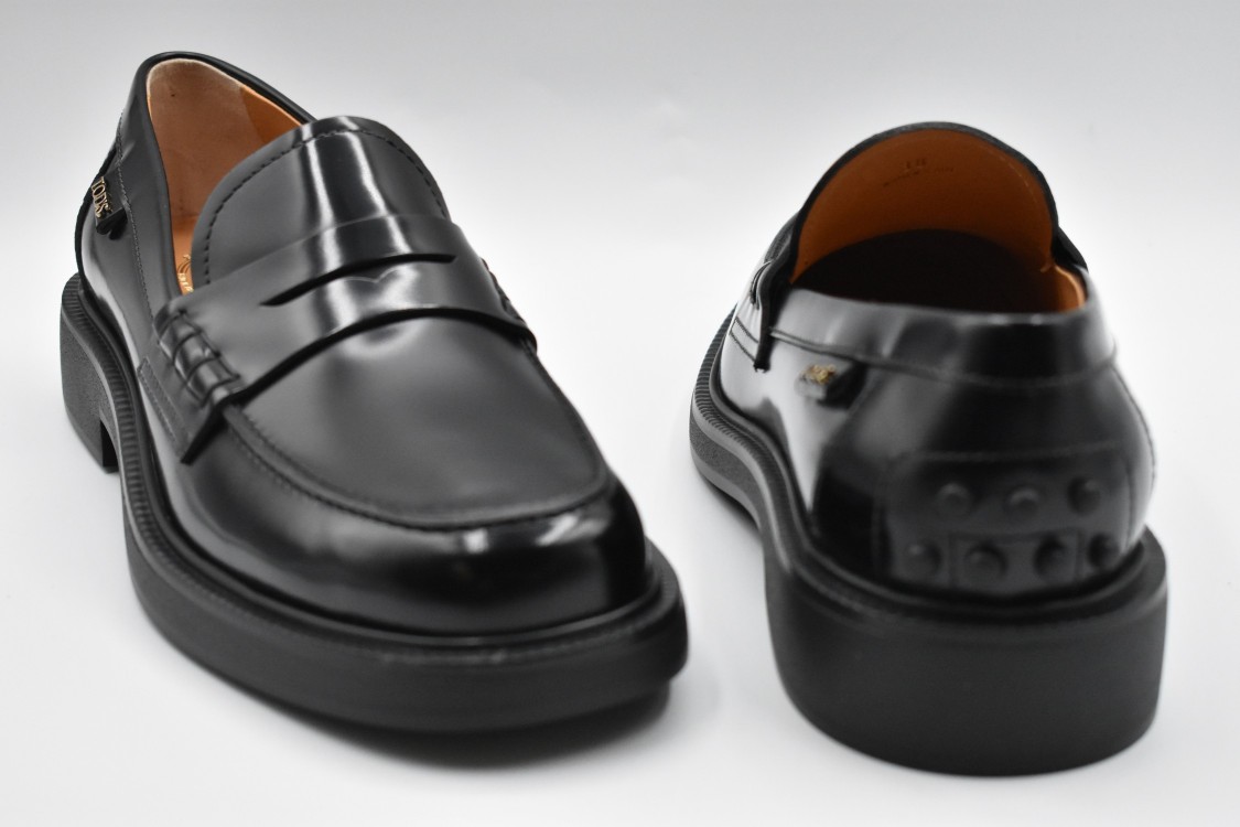 Tod's Women Leather Loafers In Black